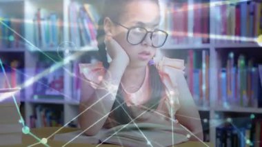 Eğitim ağı kıvılcımlı çalışma odak noktasında kaybolurken açık kitap değişen bakışlara yaslanan kız. Öğrenciler, öğrenim, dijital, teknoloji, kütüphane, konsantrasyon, akademik