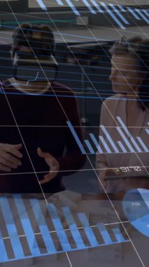 Ofisteki çeşitli iş adamları üzerinde finansal veri işleme animasyonu. Küresel finans, iş, bağlantılar, hesaplama ve veri işleme kavramı dijital olarak oluşturulmuş video.