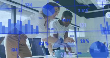 Dizüstü bilgisayara eğilip% 90 'a tırmanan yüzdeleri izleyen iş adamları. Veri görselleştirme, işbirliği, analitik, takım çalışması, modern ofis, profesyonel, dijital arayüz