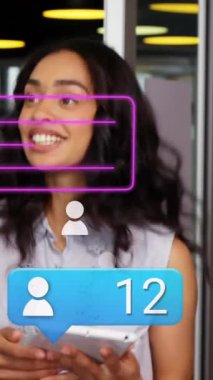 Farklı iş arkadaşlarının tablet üzerinde tartıştığı numaralarla profil ve mesaj simgelerinin canlandırılması. Dijital bileşik, çoklu pozlama, mutlu, sosyal medya, tebligat, takım çalışması ve teknoloji.