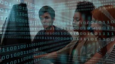 Kod yükleme geliştiricileri, çift değerli hata ayıklama için laboratuvar yazımına eğilimli ve ekranı işaret ediyor. Teknoloji, işbirliği, yenilik, dijital, çalışma alanı, takım çalışması, programlama