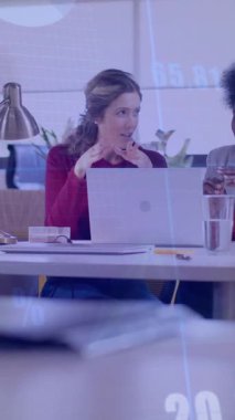 Ofisteki çeşitli iş adamları üzerinde finansal veri işleme animasyonu. Küresel iş, finans, bilgisayar ve veri işleme kavramı dijital olarak oluşturulmuş video.