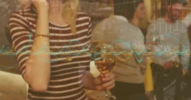 Elinde şarap tutan, akıllı telefon taşıyan ve bardan arayan bir kadın. Teknoloji dalgası çerçeveyi delip geçiyor. Lüks, sosyalleşme, gece hayatı, eğlence, modern, canlı, kutlama