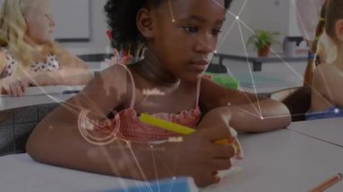 Ağ öğrenme verilerini izlerken kağıt ve yazıyı renkli kalemle düzenleyen kız. Çocuklar, eğitim, yaratıcılık, teknoloji, sınıf, işbirliği, odaklanma