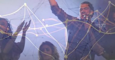 Mikrofon tutan ve kollarını kaldıran erkek şarkıcı grup dansı ve şarkı söyleyerek nabız hareketlendiren grafikleri aktifleştiriyor. Müzik, canlı performans, sahne, vokal, modern, eğlence, işbirliği