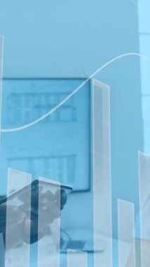 Ofiste konuşan çeşitli iş adamlarının veri işleme animasyonları. Küresel iş ve dijital arayüz kavramı dijital olarak oluşturulmuş video.