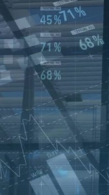 Ofis alanı ve iş adamları üzerindeki grafiklerin ve finansal verilerin animasyonu. İş, finans, ekonomi ve teknoloji konsepti dijital olarak oluşturulmuş video.