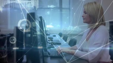 Bilgisayar istasyonunda yazan ve teknolojide veri içgörüsü için animasyon ağını çalıştıran bir kadın. Teknoloji, dijital, çalışma alanı, veri, bağlantı, profesyonel, modern