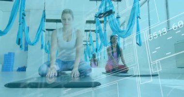 Yoga arkadaşları, havadaki hamaklar arasında esneklik için öne doğru esneme hareketi yapan paspaslara el koyuyorlar. Denge, esneklik, sağIık, uyum, hava, egzersiz, fitness