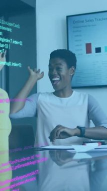 Ofiste konuşan çeşitli iş adamlarının veri işleme animasyonları. Küresel iş ve dijital arayüz kavramı dijital olarak oluşturulmuş video.