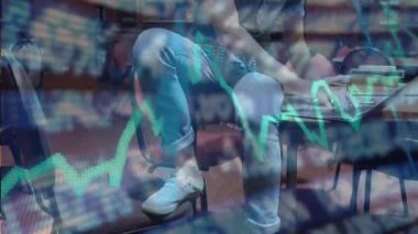 Animasyon yeşil grafik görünüyor ve öğrencilerin bilgisayarlarını dinlemesine rehberlik ediyor sonra da ders çalışmak için akıllı telefonları araklıyor. Analizler, eğitim, teknoloji, konsantrasyon, yenilik, veri görselleştirme, odaklanma