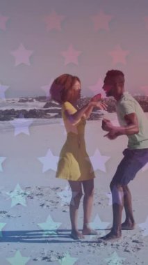 Sahilde dans eden Afrikalı Amerikalı çifte karşı yanıp sönen yıldızlar. Amerika 'nın bağımsızlığı vatansever tatil konsepti