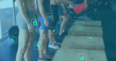 Dördüncü grup sporcuları spor salonunda çömeliyor sonra ağırlık kaldırırken kutuların üzerine atlıyorlar. Fitness, power, atletizm, takım çalışması, motivasyon, minimalist, dinamik