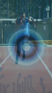 Koşu parkurunda çalışan engelli erkek atlet üzerinde dijital veri işleme animasyonu. global spor, rekabet, engellilik ve dijital arayüz kavramı dijital olarak oluşturulmuş video.