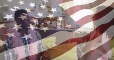 Kanepeye giren bir kız, tüy yaka giyen bir adama büyü yapan bir adam, sürücü eğlencesi. Fantezi, oyun, aile, bağ, hayal gücü, rahat, neşeli