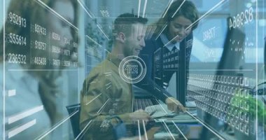 Analizci çalışma masasına yaklaşıyor, animasyon veri şebekesi yüzerken raporunu gösteriyor. İşbirliği, takım çalışması, ofis, veri görselleştirme, analiz, iletişim, profesyonel