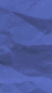 Beyaz el çizimi okul simgelerinin mavi buruşuk kağıda çizilmesi hipnotik hareketle kusursuz bir döngü içinde hareket ediyor. Eğitim, okul rengine ve hareket konseptine dijital olarak üretilen imaja geri döndü.