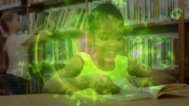 Çocuk masada kitap açıyor ve kız kütüphanede raflarda geziniyor yeşil sembollerle öğrenmeyi gösteriyor. Çocuklar, eğitim, dijital okuryazarlık, öğrenim ortamı, öğretim, bilgi, gençlik