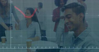 Ofis masasının üzerinde kırmızı çizelge çizelgesi, iş ekibi tabletleri kaydırıyor ve telefon verilerini analiz ediyor. İşbirliği, takım çalışması, yenilik, veri, analiz, modern, profesyonel