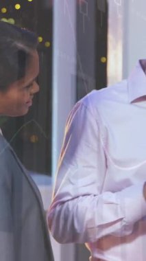 Ofisteki çeşitli iş adamları üzerinde finansal veri işleme animasyonu. küresel iş, veri işleme ve dijital arayüz kavramı dijital olarak oluşturulmuş video.