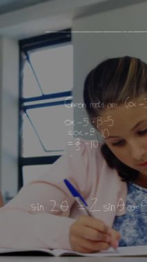 Matematik formüllerinin, dersler sırasında çeşitli öğrencilerin üzerinde hareket eden animasyonu. öğrenim, okul, eğitim ve teknoloji konsepti dijital olarak oluşturulmuş video.