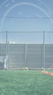 Çim tarlasında antrenman yapan erkek futbol takımına karşı raunt tarayıcı. spor ve teknoloji konsepti