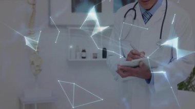 Doktor, sağlık verileri için avucunun üzerinde dönen dünyayı çevreleyen ağ hatlarını etkinleştiren bir pano yazıyor. Tıbbi, teknoloji, yenilik, sağlık, dijital, bilim, fütüristik