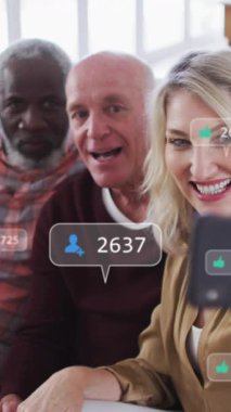 Farklı yaşlıların selfie çekmesi üzerine medya simgelerinin canlandırılması. Huzurevi takılma ve dijital arayüz konsepti dijital olarak oluşturulmuş video.