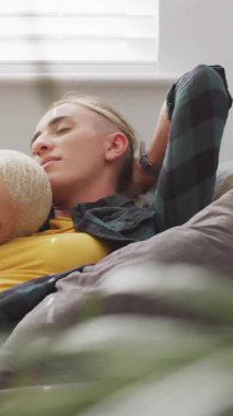 Kalplerin animasyonu. Mesajların evde uyuyan farklı kadın çiftten geliyor. Yaşam tarzı, aşk ve dijital arayüz konsepti dijital olarak oluşturulmuş video.