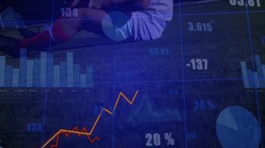 Çizgi grafikleri dizini kavrayan futbolcu gibi, spor analitiği yaralanma verilerini takip ediyor. Atletik, performans, veri, görselleştirme, stadyum, toparlanma, protestocu