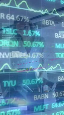 Ofiste tartışan iki farklı bayan meslektaşın borsa veri işleme animasyonu. Küresel ekonomi ve iş teknolojisi kavramı