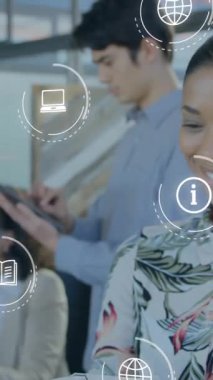 Ofisteki çeşitli iş adamları üzerinde iş ikonlarının canlandırılması. Küresel iş ve dijital arayüz kavramı, dijital olarak oluşturulmuş video.