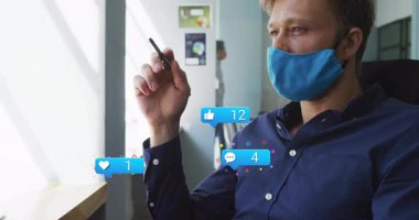 Stylus 'u tutan adam boş alarm baloncuğu görüyor ve pencerenin yanında sosyal medya nişan simgelerini takip ediyor. Teknoloji, yenilik, iletişim, dijital, çalışma alanı, modernite, üretkenlik