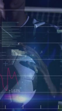 Afro-Amerikan futbolcu üzerinden finansal veri işleme animasyonu. Küresel spor, iş, finans, bilgisayar ve veri işleme kavramı dijital olarak oluşturulmuş video.