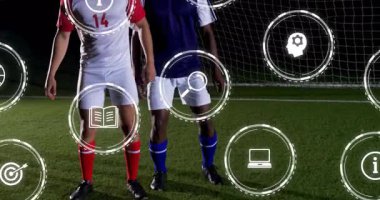 Futbolcular, dijital simgelerin ortasındaki düelloyu kazanan top atıcısı olarak birbirlerini destekliyorlar. Atletizm, takım çalışması, rekabet, strateji, yenilik, hareket, esneklik