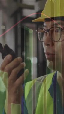 Depodaki Asyalı erkek işçilerin istatistik çizelgelerinin animasyonu. Küresel finans, istatistik, hesaplama ve veri işleme kavramı dijital olarak oluşturulmuş video.