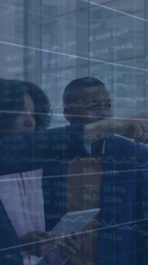 Çeşitli iş adamları üzerinde finansal veri işleme animasyonu. küresel iş, finans, veri işleme ve dijital arayüz kavramı dijital olarak oluşturulmuş video.