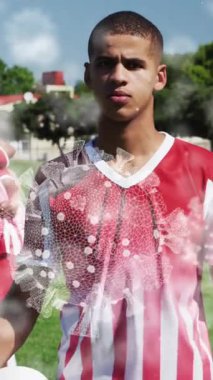 Çeşitli erkek rugby oyuncuları üzerinde virüs hücrelerinin canlandırılması. covid 19 pandemik konsept sırasında dijital olarak üretilen video sporu.