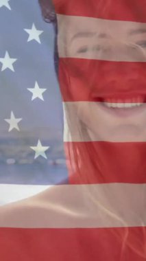 Yazın, beyaz bir kadının plajda bayrak sallaması. Usa, Amerikan vatanseverliği, ulusal bayrak ve yaşam tarzı konsepti dijital olarak oluşturulmuş video.