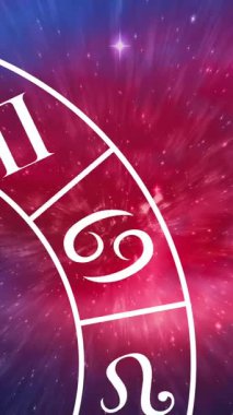 Parlayan yıldızların üzerinde dönen zodyak çarkındaki Balık burcu sembolünün bileşimi. yıldız falı ve burç imzası konsepti dijital olarak oluşturulmuş video.