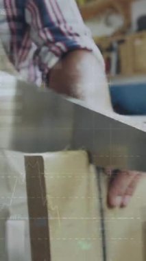 Gri arkaplandaki istatistik ve veri işleme animasyonları. Küresel iş finansmanı ve bağlantılar konsepti dijital olarak oluşturulmuş video.