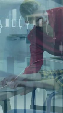 Spor salonunda egzersiz yapan bir kadın hakkında veri işleme animasyonu. Küresel iş veri işleme ve dijital arayüz konsepti dijital olarak oluşturulmuş video.