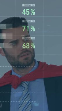 Gri arka planda süper kahraman kostümü giymiş beyaz iş adamı hakkında istatistiksel veri işleme. iş verileri ve analitik teknoloji kavramı