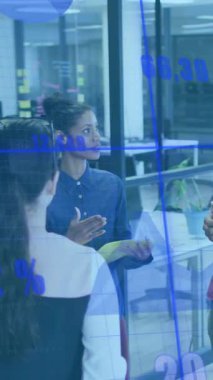 Değişen sayılarla birden fazla grafiğin animasyonu, ofiste fikirleri paylaşan çeşitli iş arkadaşları. Dijital bileşik, çoklu pozlama, rapor, iş, büyüme, planlama ve takım çalışması kavramı.