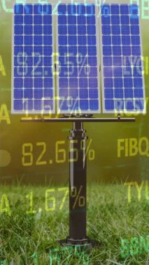 Değişen dünya üzerindeki çimenli alanda ticaret panosu ve güneş panelinin animasyonu. Dijital bileşik, çoklu pozlama, küreselleşme, borsa, yatırım, güneş enerjisi, elektrik, sürdürülebilir.