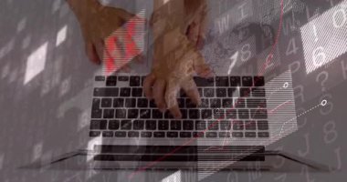 Bilgisayar sahnesini başlatan eller klavyeyi yazarken veriler şekil değiştiriyor ve analitik görüntülüyor. Teknoloji, analitik, veri görselleştirme, dijital, iş dünyası, yenilik, üretkenlik