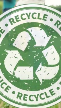 Parkta temizlik yapan gönüllülerin geri dönüşüm ikonunun canlandırılması. küresel çevre, yeşil enerji ve dijital arayüz konsepti dijital olarak oluşturulmuş video.