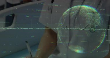 Panoya yazılı sağlık hizmeti uzmanı ve hastaya gülümserken dünya kaplaması başlatılıyor. Tıbbi, profesyonel, teknoloji, endüstri, klinik, sağlık, dijital