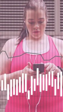 Şehir caddesinde egzersiz yapan beyaz kadın üzerinde veri işleme animasyonu. Spor, aktif yaşam tarzı, kentsel yaşam ve mutluluk konsepti dijital olarak oluşturulmuş video.