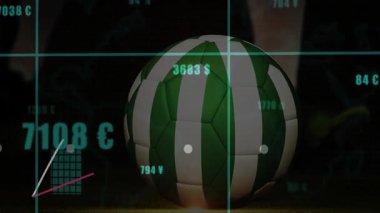 Futbol kramponları topun arkasında belirirken, düz çubuklar ve çizgiler para birimi eğilimlerini göstermek için canlandırıyor. Atletik, dijital, veri, finansal, geleceksel, spor, teknoloji